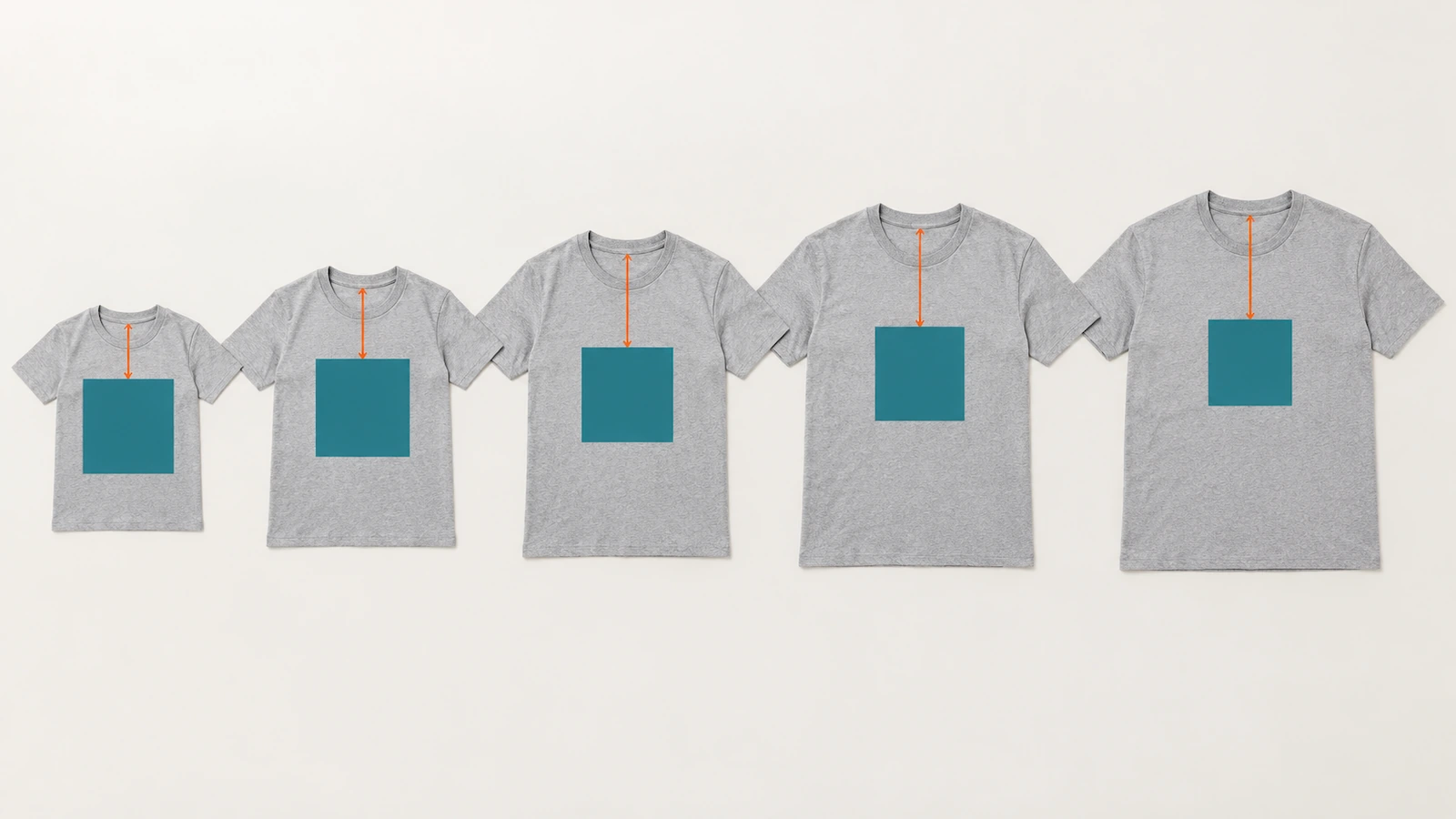 Fila di t-shirt piegate dalla taglia più piccola alla extra large con lo stesso blocco di stampa, con frecce che misurano la distanza dalla cucitura del collo