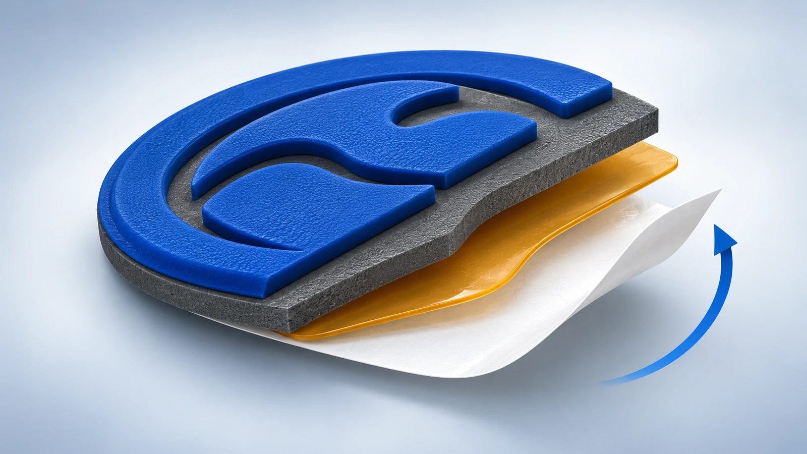 Sezione trasversale di una patch in gomma PVC morbido che mostra lo strato del logo in rilievo, la base, lo strato adesivo e il liner di rilascio che viene staccato