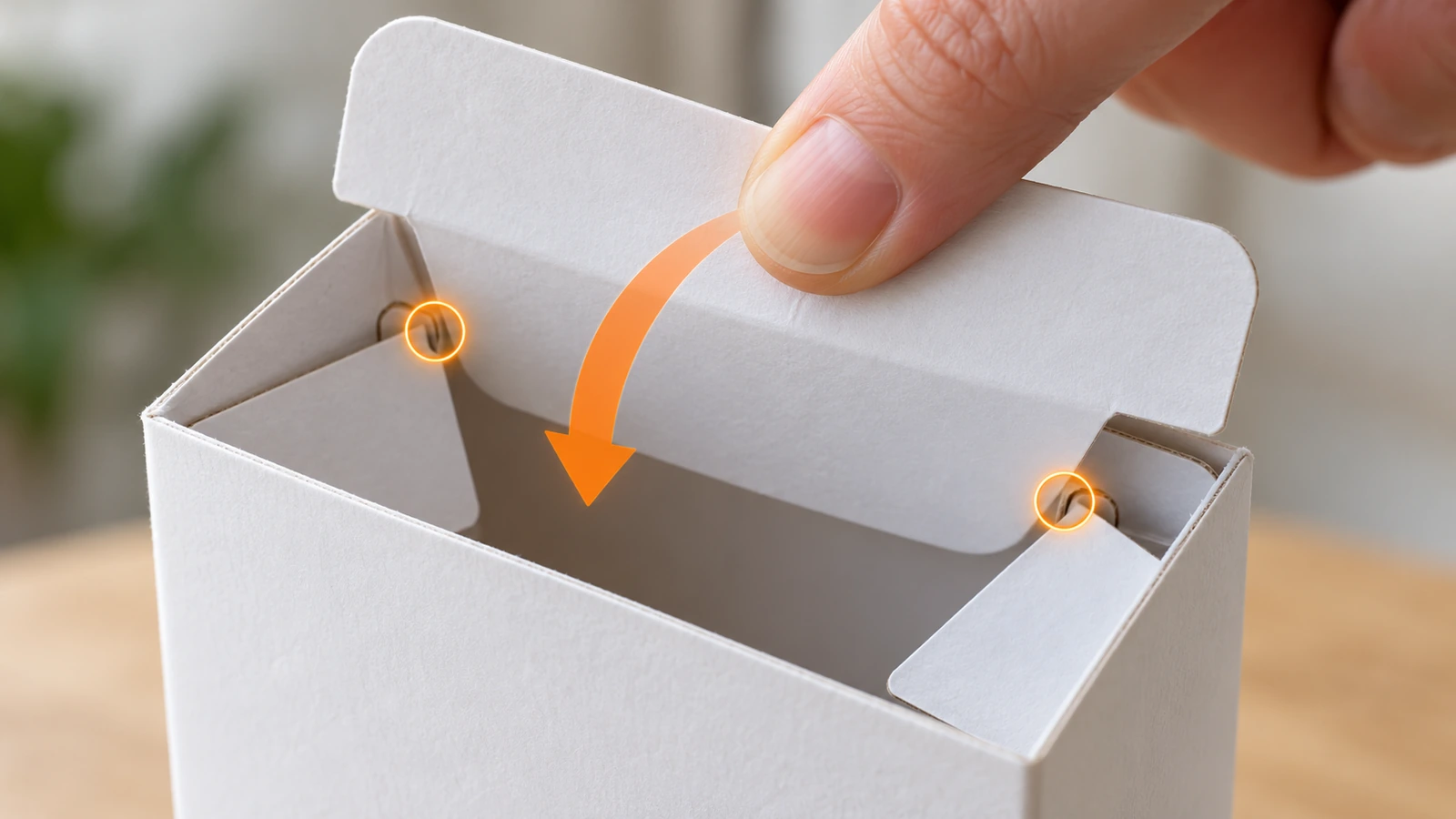 Primo piano di una linguetta che scivola oltre le spalle della chiusura a taglio sulle alette antipolvere ripiegate, con frecce che mostrano il percorso di inserimento e i punti di contatto per attrito