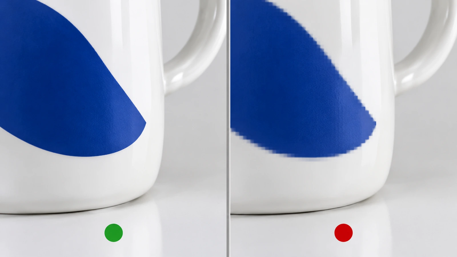 Primo piano affiancato del bordo nitido di un logo vettoriale e del bordo pixelato di un logo raster su una tazza in ceramica smaltata bianca