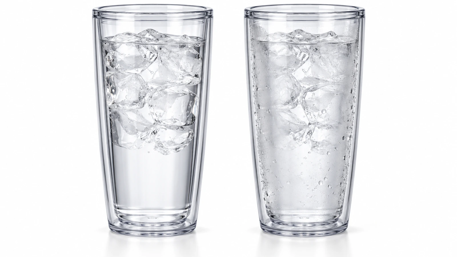 Due tumbler a doppia parete trasparenti affiancati, uno perfettamente limpido e uno con una fascia appannata e lattiginosa, con gocce visibili tra la parete interna e quella esterna