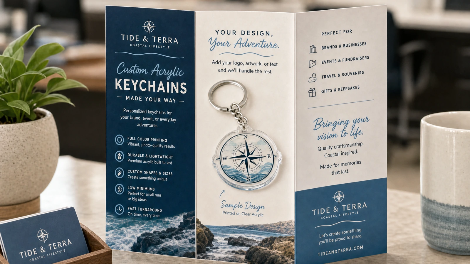 Brochure in piedi di colore blu e crema con grafica del portachiavi a bussola, accanto a una pianta e a una tazza