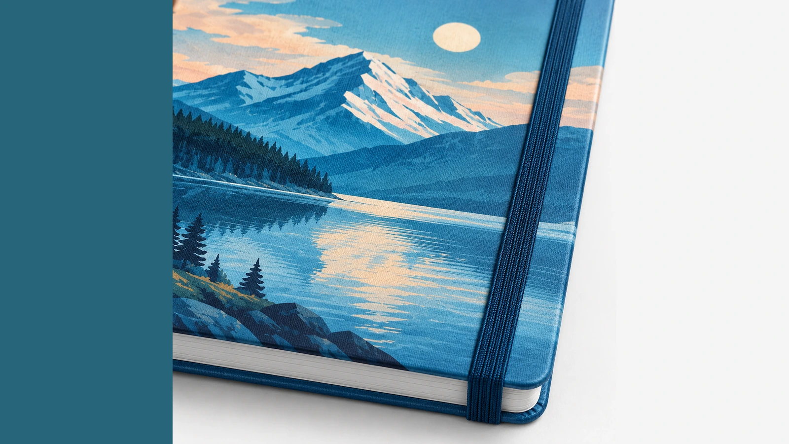 Illustrazione esemplificativa in primo piano di una copertina stampata con paesaggio lacustre di montagna, elastico blu e blocco pagine