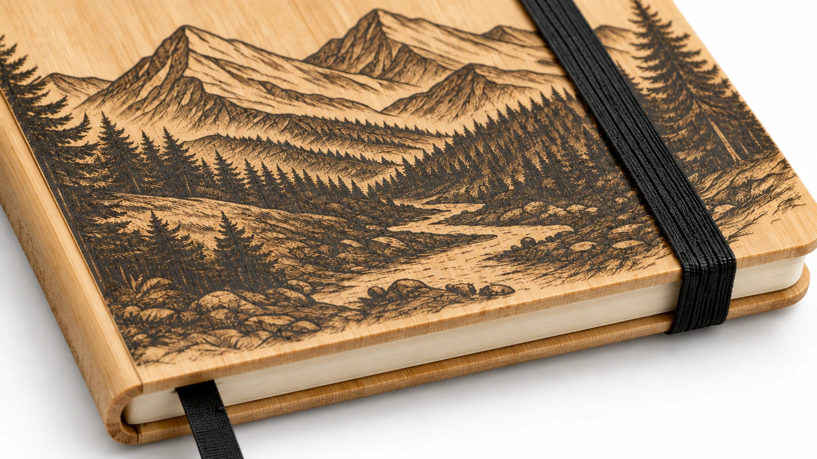 Dettaglio del disegno della copertina e della chiusura con elastico Dettaglio ravvicinato di un disegno di montagna su una copertina in bambù con elastico nero