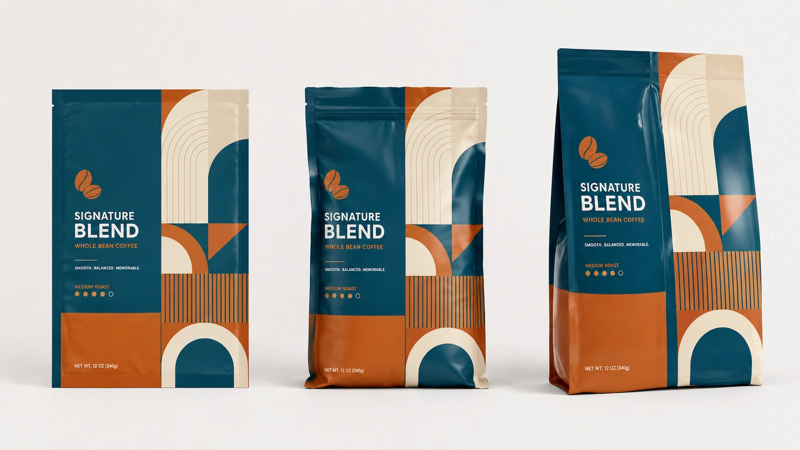 Tre profili di campioni di imballaggi per caffè con grafiche geometriche abbinate