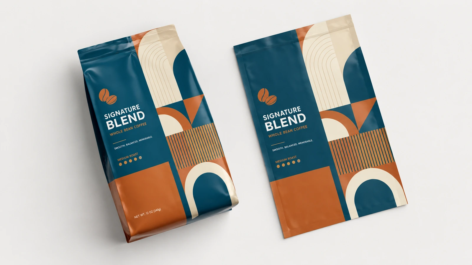 Due campioni di bustine per caffè con grafiche turchesi, arancioni e crema abbinate