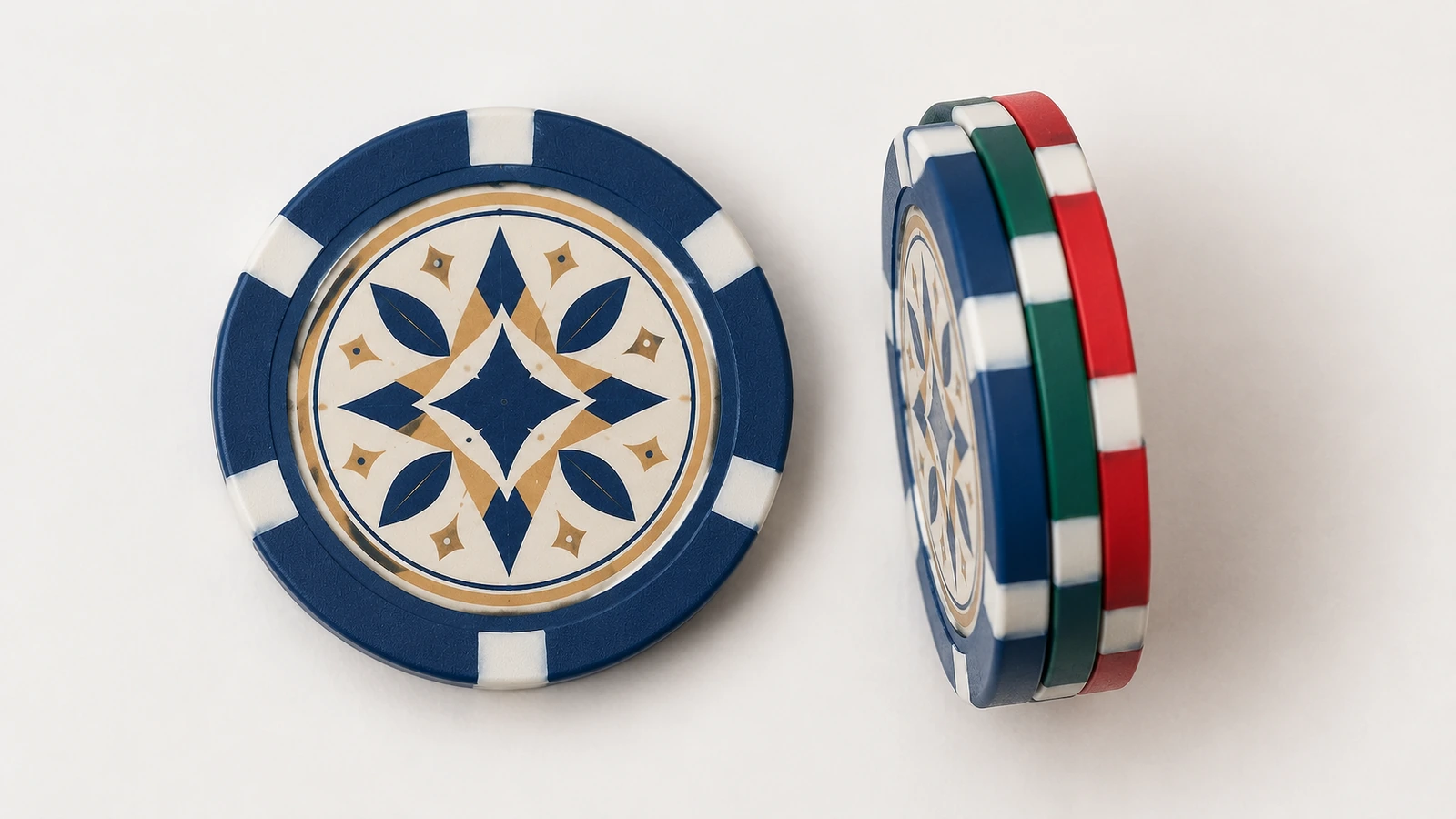 Fiches da poker con disegni geometrici viste dal fronte e dal bordo, con colori di bordo blu, verdi e rossi