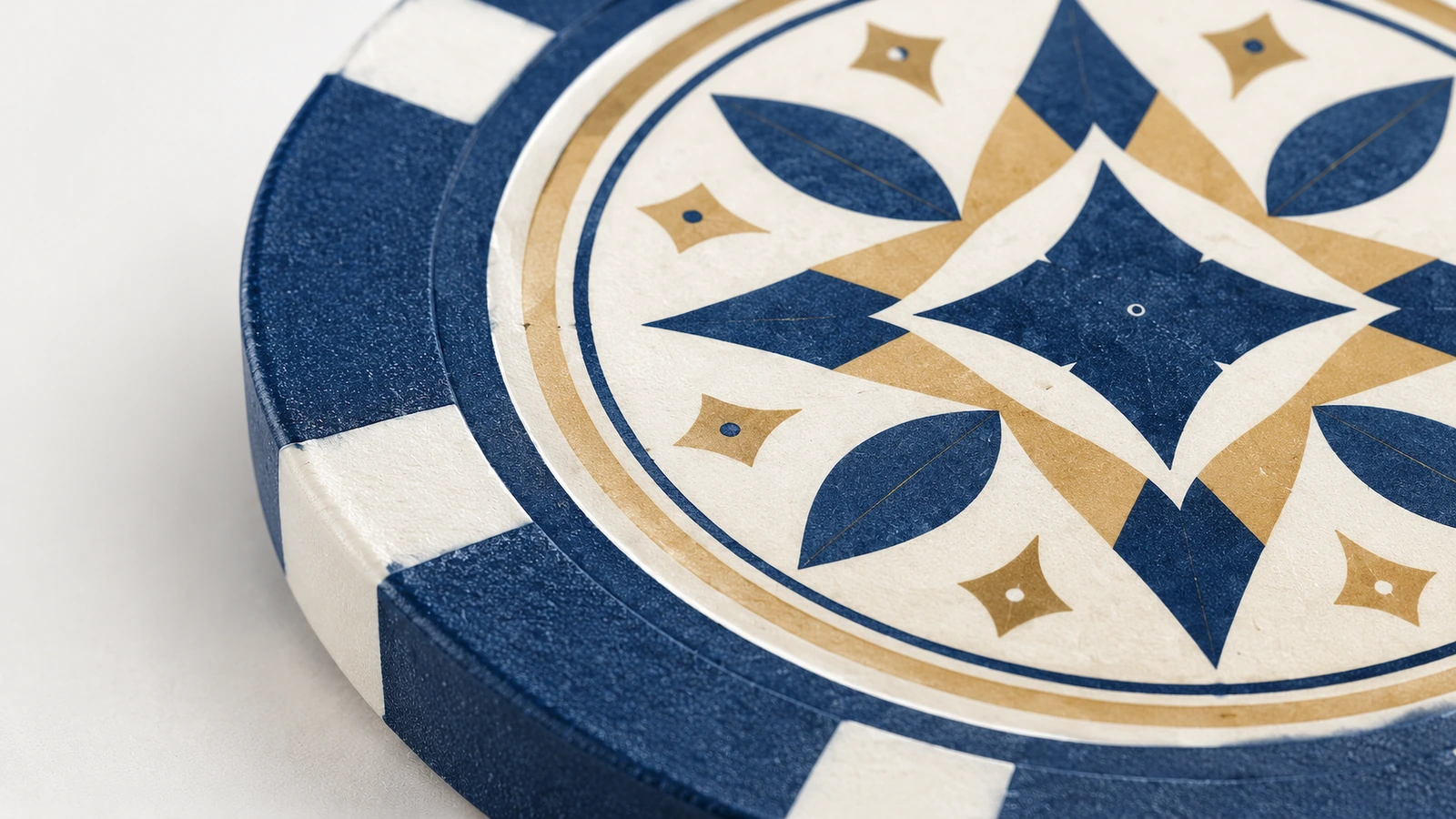Primo piano di grafica geometrica blu e oro su una fiches da poker con spot di bordo bianchi
