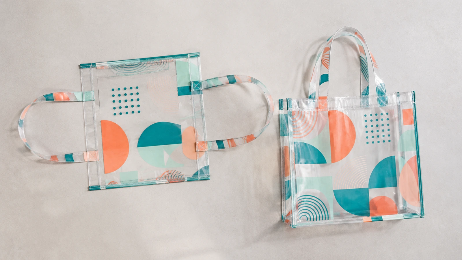 Tote bag trasparente piatta con manici aperti accanto a una tote bag finita in verticale