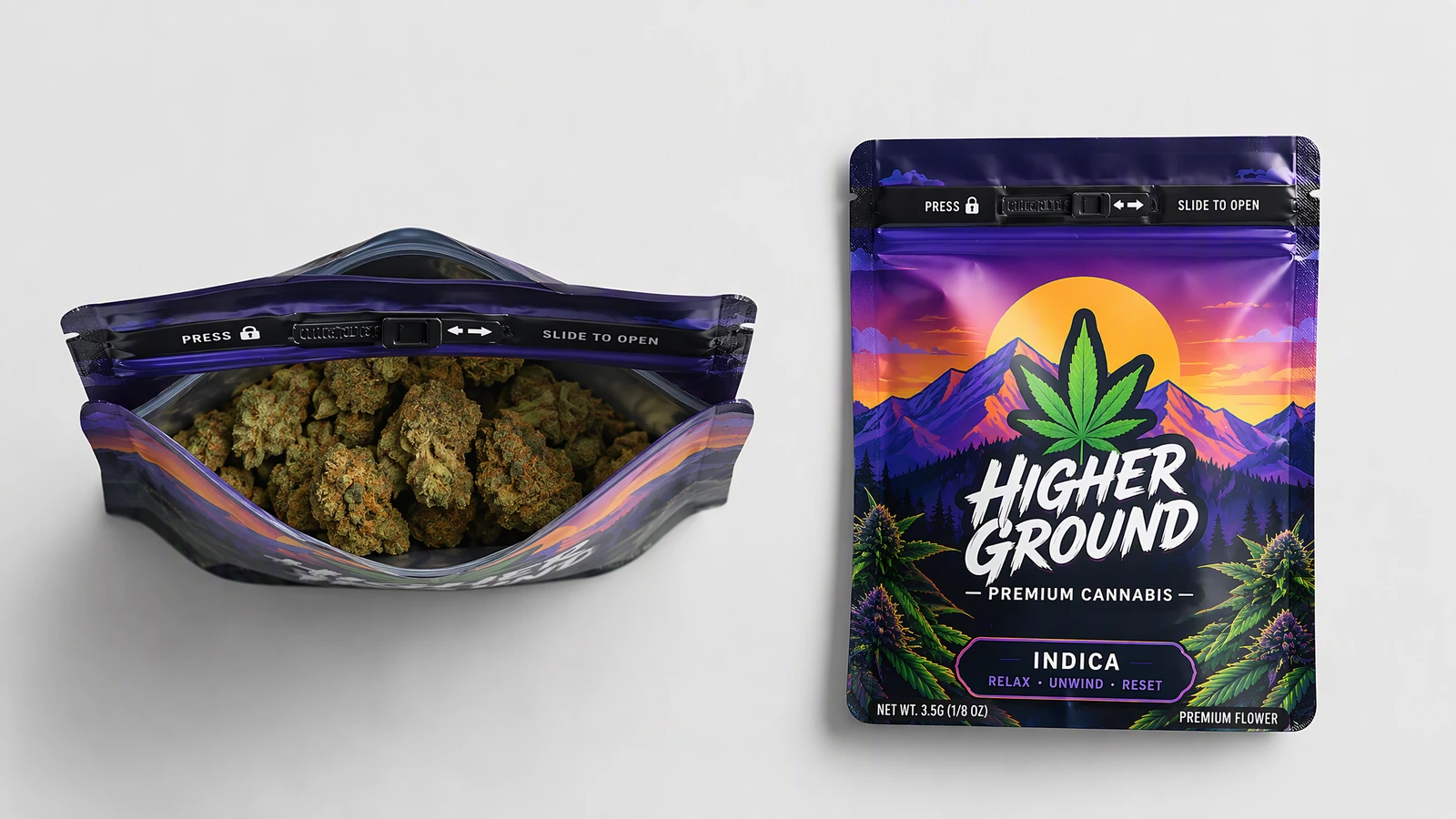 Concetti di busta aperta e chiusa Busta aperta contenente infiorescenze di cannabis accanto a una busta viola stampata e chiusa
