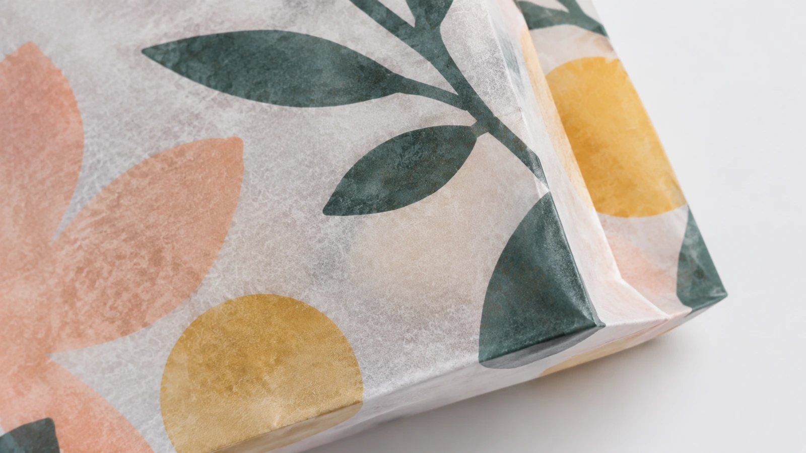 Primo piano della carta stampata a fiori e di un angolo di fondo piegato