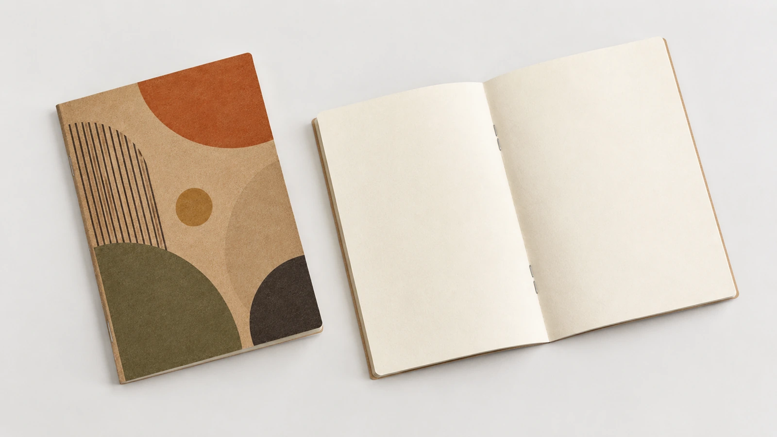 Quaderno kraft chiuso a motivi geometrici a scopo illustrativo accanto a un quaderno bianco aperto