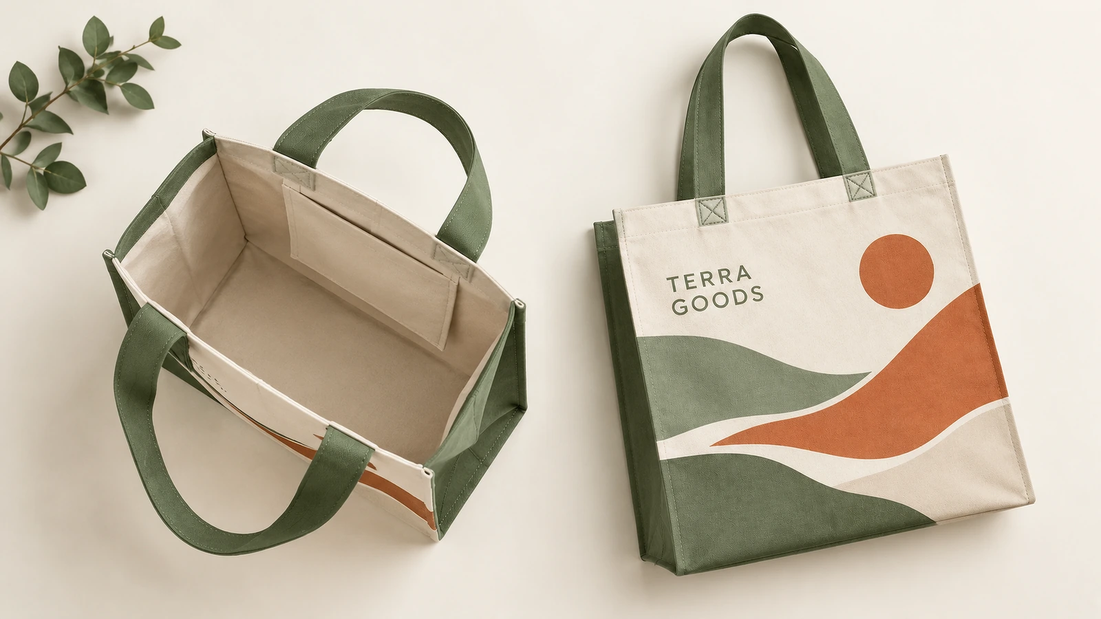 Viste aperta e in posizione verticale di una tote color crema con stampa paesaggio e manici verdi