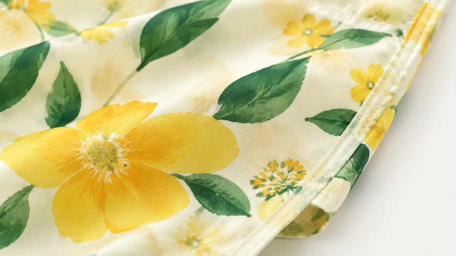 Primo piano del tessuto floreale giallo e del bordo cucito della tote bag