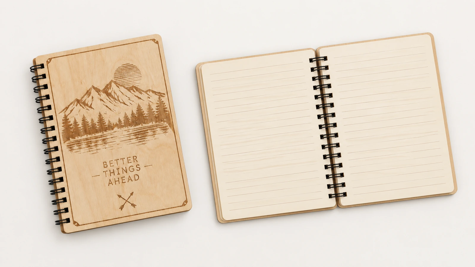Taccuino in compensato chiuso con disegno di montagna accanto a un taccuino aperto con pagine a righe