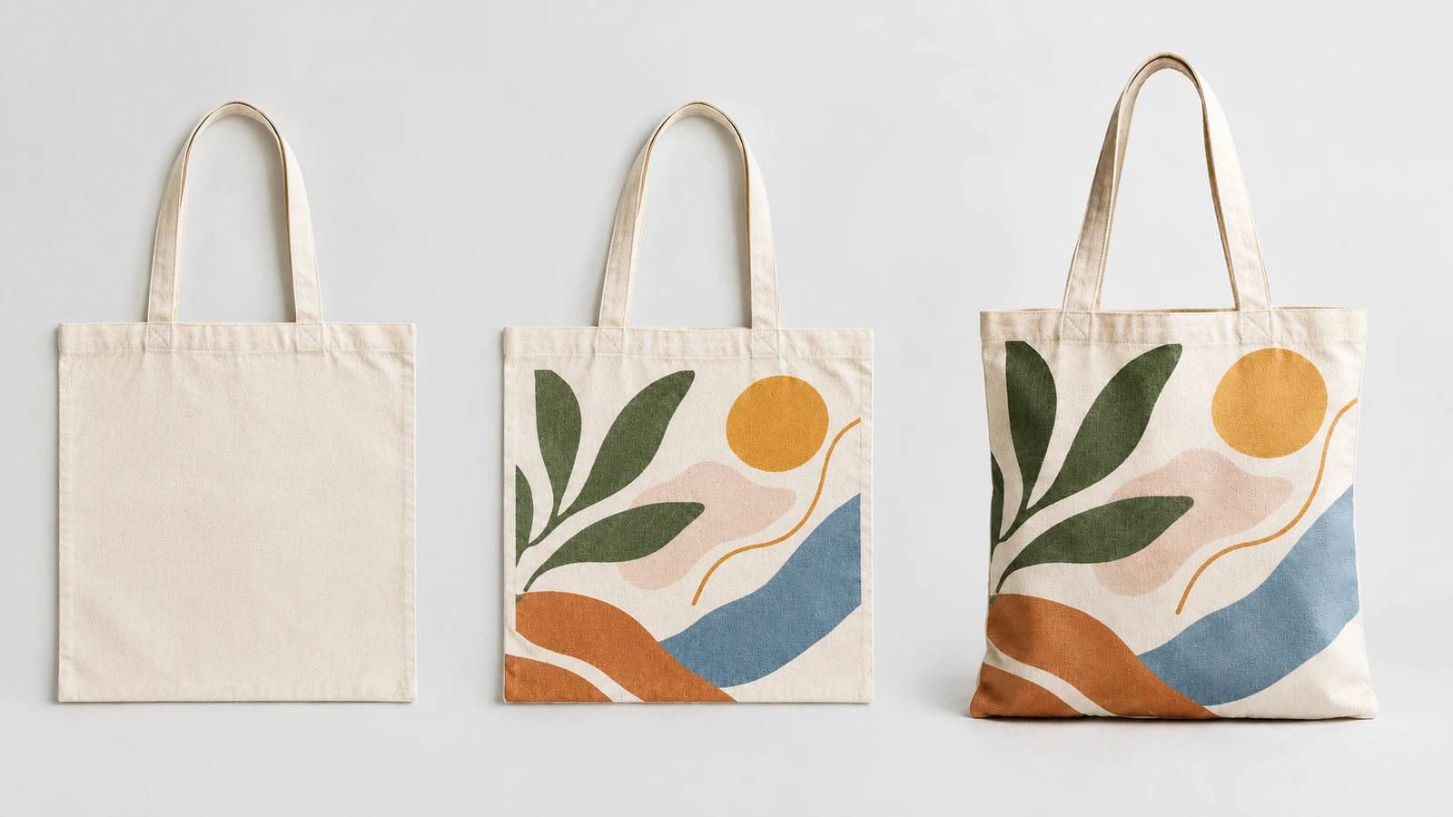 Esempi di tote bag non stampate e con motivi botanici Tre tote bag color crema: una con fronte bianco e due con motivi botanici stampati