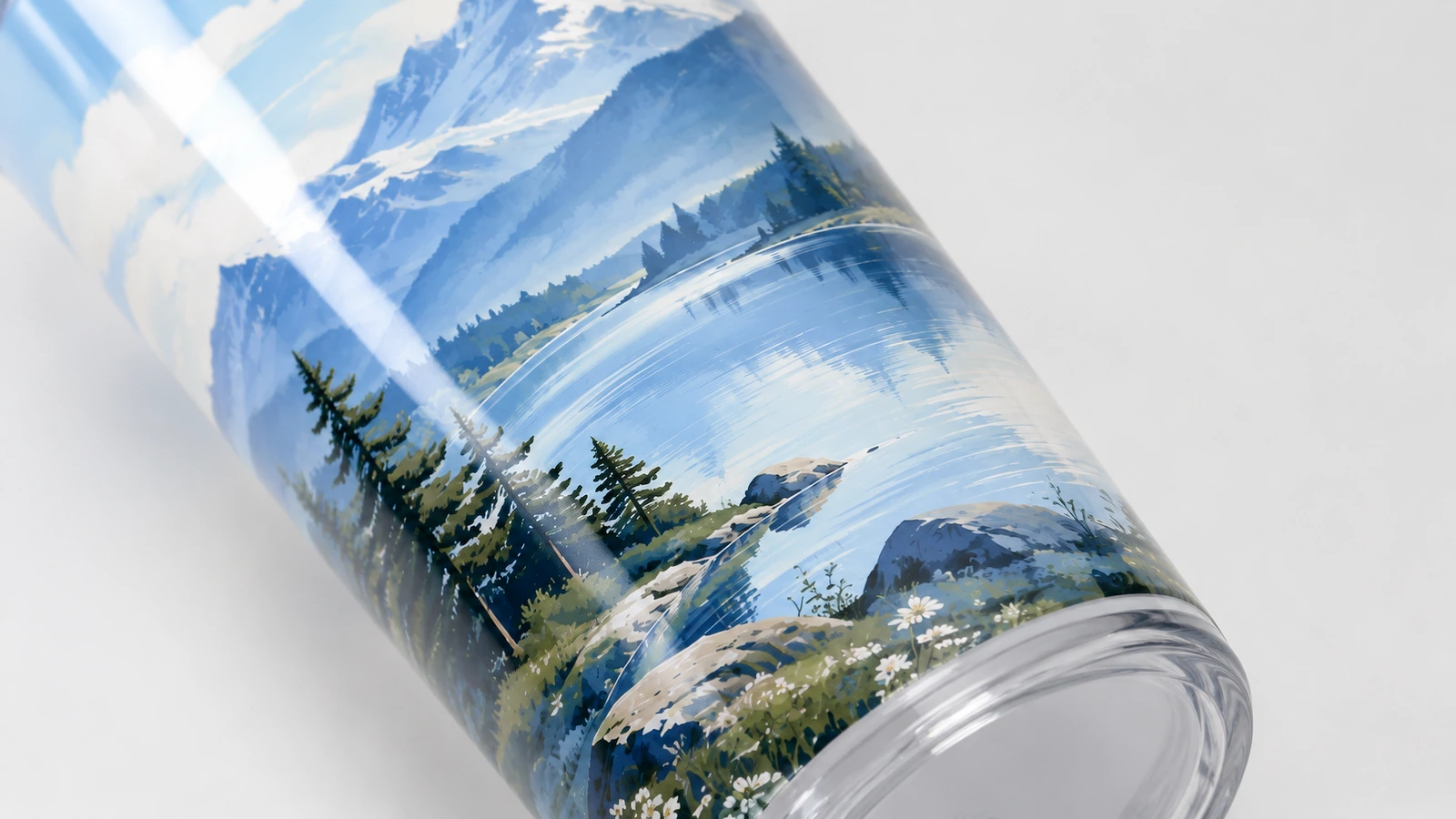 Primo piano di una grafica con montagne e lago su un tumbler dalle pareti trasparenti